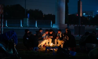 Hà Nội đêm mùa Đông: Phố vắng, bếp lửa hồng và những người không ngủ