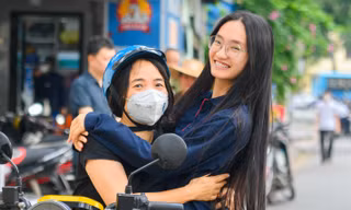 Phụ huynh ôm hôn, cổ vũ thí sinh bước vào ngày thi đầu tiên: 