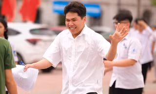 Nhiều cảm xúc sau môn thi Ngữ văn, nhiều sĩ tử đánh giá đề phân hoá cao, dự đoán đạt 7 điểm