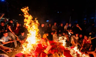 Đêm 'lấy đỏ' làng An Định: Hàng trăm người quây quanh đống lửa, rước lộc về nhà