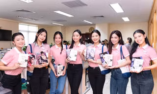 Thí sinh 'Hoa hậu Việt Nam 2026' nhận quà tặng đặc biệt từ Sinh Viên Việt Nam - Hoa Học Trò