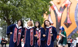 Đỉnh nóc kịch trần: Bạn trẻ rủ nhau mặc áo cử nhân, quẩy tung 'lễ tốt nghiệp' chấn động tại Gai Home Concert