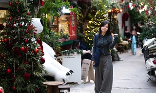 Bạn trẻ Thủ đô nườm nượp đến check in Giáng sinh trong con ngõ nhỏ chưa đầy 100m