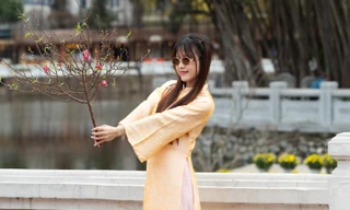 Hồ Văn - Văn Miếu khoác 'áo mới', bạn trẻ xúng xính áo dài check-in, trải nghiệm xin chữ đầu năm