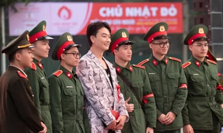 Diễn viên Trọng Lân cùng các bạn trẻ check-in ‘Chủ Nhật Đỏ’, lan tỏa tinh thần sẻ chia