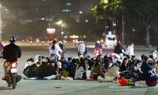 Hàng trăm bạn trẻ trắng đêm vạ vật ở Mỹ Đình: Thay nhau ngủ để giành vé 'đu rào' show Anh Trai Say Hi