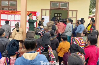 Hình ảnh đồng bào dân tộc thiểu số cùng bộ đội Biên phòng bỏ phiếu tại khu vực biên giới 