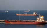 Tàu chở dầu neo đậu tại Oman trong bối cảnh Iran tuyên bố đóng cửa eo biển HormuzẢnh: Reuters 
