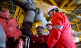 Người lao động sẽ được mua cổ phần ưu đãi khi doanh nghiệp cổ phần hóa. Trong ảnh, người lao động Tổng Công ty thăm dò và khai thác dầu khí Ảnh: PVEP