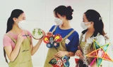 Giới trẻ hào hứng tham gia các khóa học làm đèn lồng Trung thu thủ công