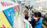 Chọn sách giáo khoa trước năm học mới. Ảnh: Hồng Vĩnh