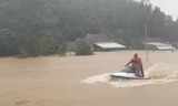 Chiếc jetski của nhóm anh Hà đưa người dân Hòa Xuân ra khỏi vùng lũ