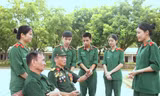 Đoàn viên Đoàn cơ sở Tiểu đoàn 1 (Học viện Kỹ thuật Quân sự) lắng nghe các cựu binh ở Trung tâm Điều dưỡng thương binh Kim Bảng (Ninh Bình) kể chuyện chiến trường năm xưa