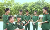 Đoàn viên Đoàn cơ sở Tiểu đoàn 1 (Học viện Kỹ thuật Quân sự) lắng nghe các cựu binh ở Trung tâm Điều dưỡng thương binh Kim Bảng (Ninh Bình) kể chuyện chiến trường năm xưa