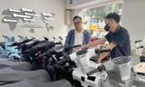 Khách hàng tham khảo các mẫu xe điện tại TPHCM. Ảnh: U.P