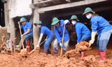 Ðoàn viên, thanh niên tỉnh Sơn La giúp người dân dọn dẹp nhà sau lũ. Ảnh: Viết Hà