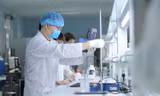 Sinh viên ÐH Quốc gia Hà Nội thực hành trong phòng thí nghiệm. Ảnh: Hoa Ban