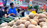 Cơ quan chức năng cần giữ ổn định giá cả khi lương tăng để người lao động hưởng lợi. Ảnh: Như Ý