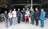 Đại diện chính quyền và cơ quan quân sự địa phương tới thăm hỏi, động viên gia đình tân binh Vũ Văn Giáp (đứng thứ 5 từ trái qua) ở thôn Hòn Tròn, xã Nam Dương, tỉnh Bắc Ninh ẢNH: CTV 