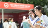 Thí sinh tìm hiểu thông tin tuyển sinh hằng năm Ảnh: DƯƠNG TRIỀU
