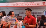 Thí sinh tìm hiểu thông tin nguyện vọng đăng kí xét tuyển năm 2025 Ảnh: NAM TRẦN