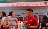 Thí sinh tìm hiểu thông tin nguyện vọng đăng kí xét tuyển năm 2025 Ảnh: NAM TRẦN