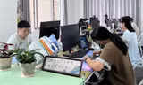 Người tham dự có thể chỉ ngồi không hoặc sử dụng máy tính để nộp đơn xin việc