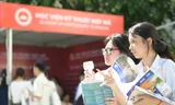 Thí sinh tìm hiểu thông tin tuyển sinh năm 2025 Ảnh: DƯƠNG TRIỀU