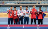 Vận động viên Vũ Tiến Mạnh (thứ hai từ trái qua) tại Đại hội thể thao Người khuyết tật Đông Nam Á (ASEAN Para Games 12) 