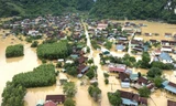Mưa lũ tại miền Trung gây thiệt hại nặng nề về người và tài sản, nhiều khu vực bị chia cắt, hàng chục nghìn hộ dân chìm trong ngập lụt 