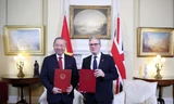 Tổng Bí thư Tô Lâm và Thủ tướng Anh Keir Starmer trao Tuyên bố chung về nâng cấp quan hệ Việt Nam - Anh lên Đối tác chiến lược toàn diện (29/10/2025)Ảnh: TTXVN