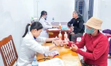 ThS.BS Trần Mai Hồng Ngọc khám bệnh cho người dân tại rốn lũ Hòa Xuân, Đắk Lắk