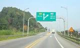 Việc thay đổi các biển chỉ dẫn vào các thành phố, thị xã, trung tâm huyện đang gặp nhiều khó khăn về thực tế lẫn căn cứ pháp lý. Ảnh: Đức Anh