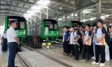Sinh viên chuyên ngành Đường sắt và Metro tham quan học tập tại tuyến đường sắt đô thị Cát Linh - Hà Đông Ảnh: UTT