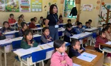 Học sinh Trường Tiểu học Mồ Dề, tỉnh Lào Cai (huyện Mù Cang Chải, Yên Bái cũ) học tiếng Anh qua sự hỗ trợ trực tuyến của giáo viên tại Hà NộiẢnh: NGHIÊM HUÊ 