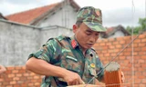 Bộ đội xây nhà giúp dân ở Lâm Đồng Ảnh: T.L