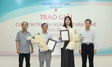 Tác giả Trăm Ngàn, thứ 2 từ phải sang, trải qua một năm sóng gió