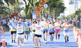 Các runner trên đường chạy Tiền Phong Marathon 2026