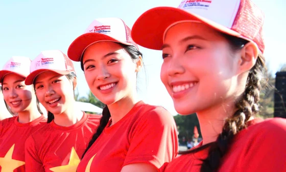 Xúc động khoảnh khắc hàng nghìn người tôn vinh lá cờ Tổ quốc rộng 2.166 m2