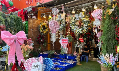 Đồ Noel giá 'sập sàn', nhân viên đội nắng ra đường đón khách vẫn không thấy