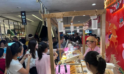 Hàng quán ở trung tâm thương mại đông nghịt khách mùng 5 Tết