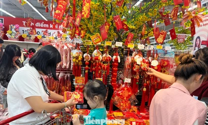 ‘Biển người’ xếp hàng dài chờ ăn uống, mua sắm dịp nghỉ Tết Dương lịch