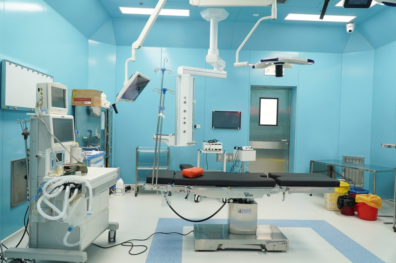 Nhờ có đội ngũ chuyên môn giỏi từ TP.HCM luân phiên công tác và phòng mổ được đầu tư hiện đại, nhiều ca mổ ruột thừa, chấn thương gãy xương, khâu vết thương sâu đã được thực hiện thành công. Đặc biệt, các ca mổ lấy thai cấp cứu được xử lý kịp thời, đảm bảo an toàn cho mẹ và bé. Thành công này giúp người dân Côn Đảo yên tâm điều trị, giảm đáng kể việc chuyển viện về đất liền.