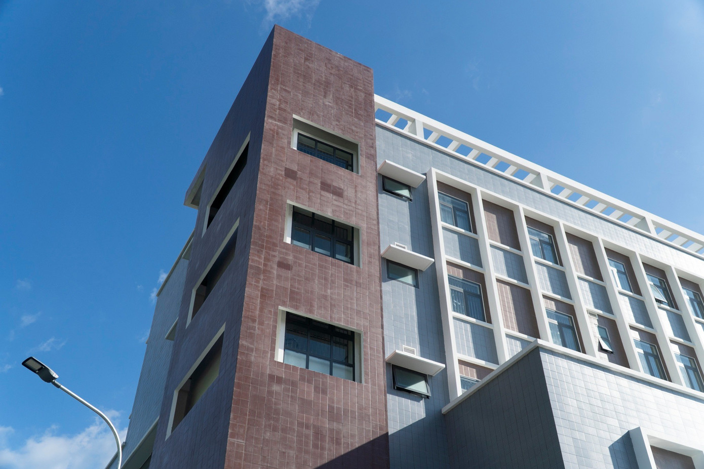 Tòa nhà mới có diện tích hơn 12.110 m², tổng sàn 9.124 m², gồm 5 tầng hiện đại. Bố trí không gian được thiết kế theo hướng tối ưu hóa công năng, thuận tiện cho người bệnh và nhân viên y tế. Tầng 1 là khu khám bệnh, chẩn đoán hình ảnh và cấp cứu. Tầng 2 gồm phòng mổ, khoa sản và khu kiểm soát nhiễm khuẩn. Các tầng 3 và 4 là khu điều trị nội trú, tầng 5 dành cho khối hành chính và phòng giao ban trực tuyến.