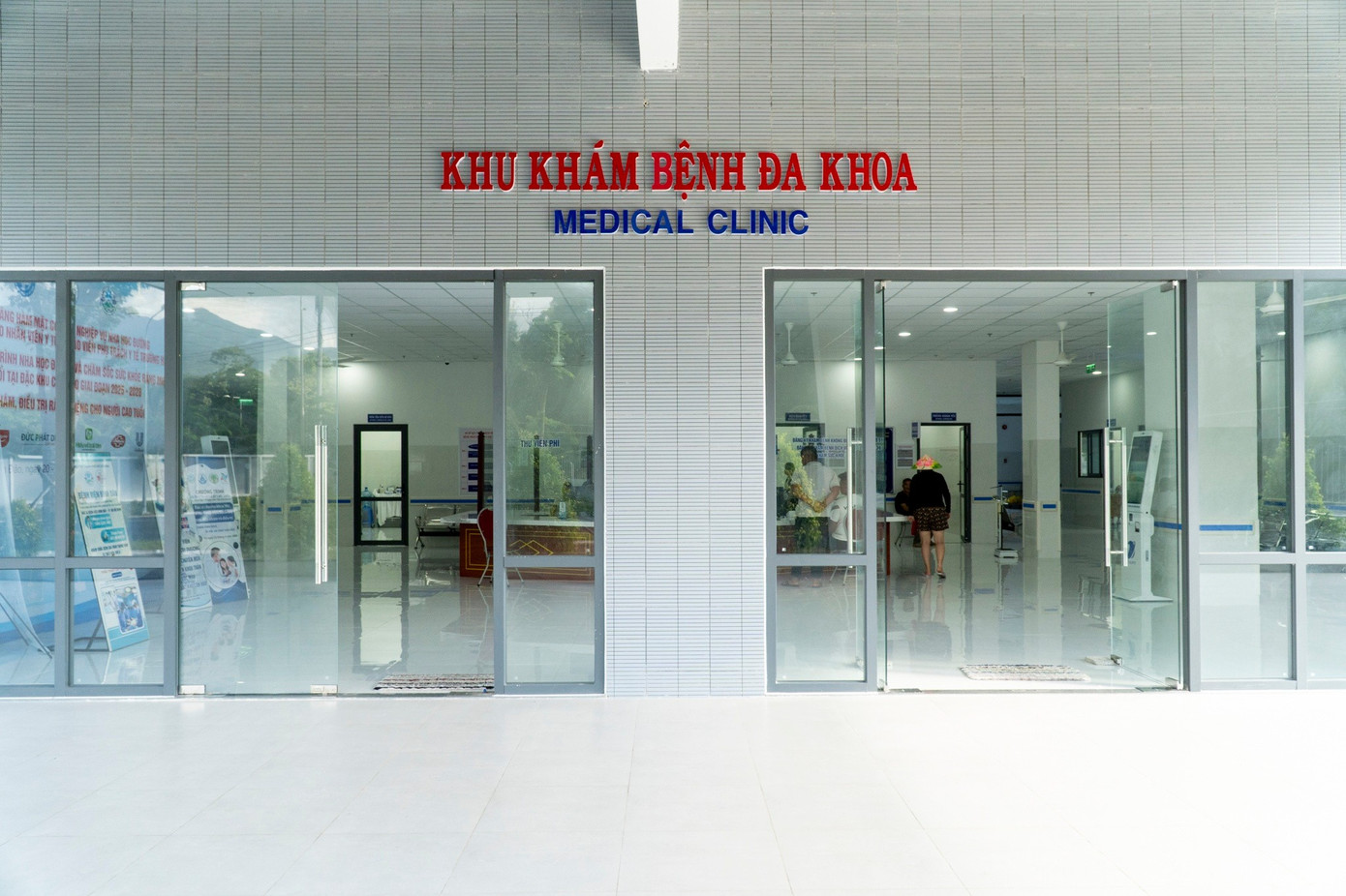 Khu khám đa khoa nằm ở tầng trệt, gồm nhiều phòng khám nội, ngoại, nhi, sản và tai mũi họng hoạt động song song. Các bác sĩ có thể dễ dàng trao đổi, hội chẩn tại chỗ, rút ngắn thời gian chẩn đoán. Hệ thống công nghệ thông tin giúp lưu trữ hồ sơ bệnh án điện tử, thuận tiện cho việc theo dõi lâu dài.