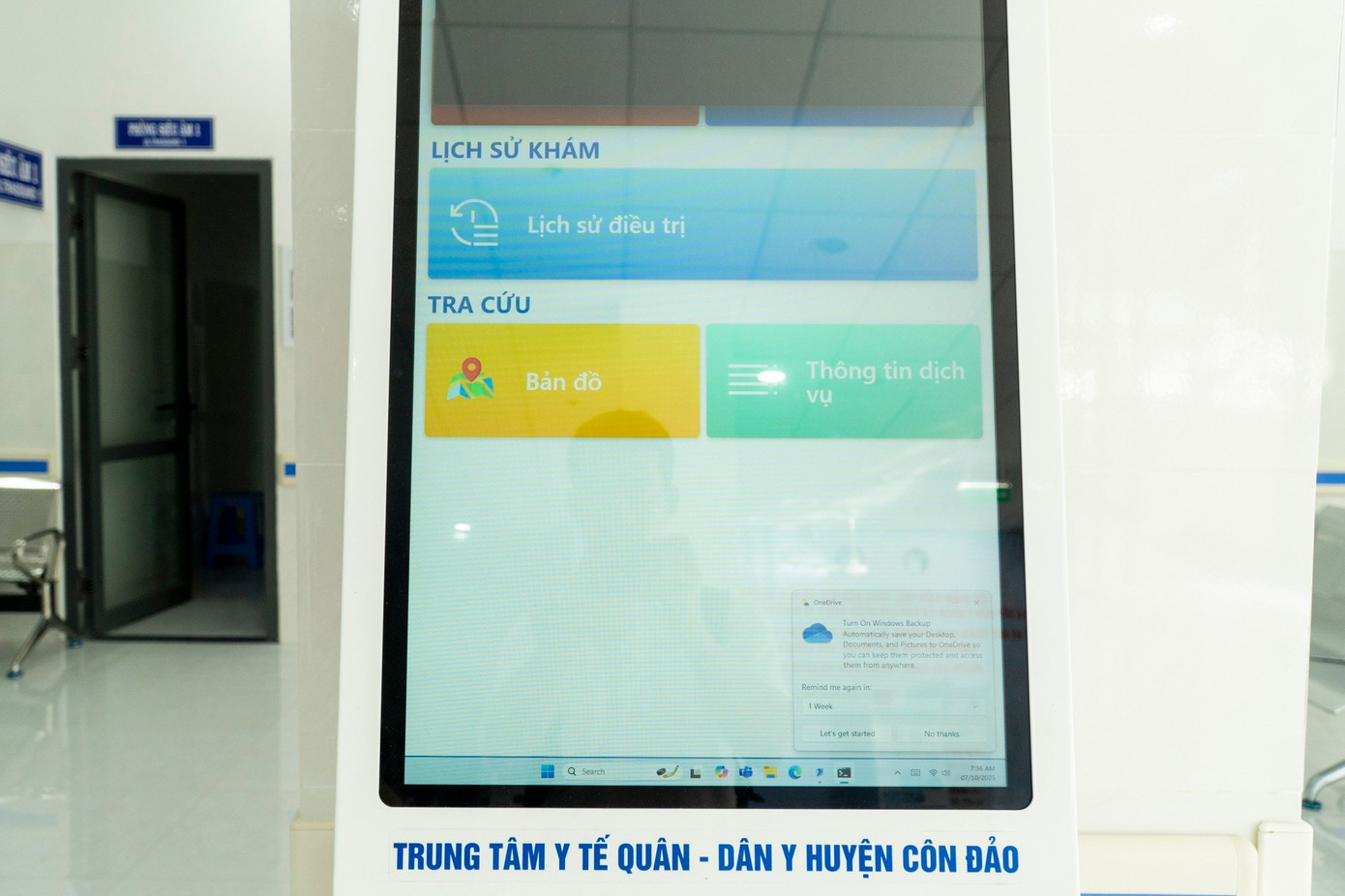 Các bảng hướng dẫn, sơ đồ di chuyển và quầy tiếp đón được đặt khoa học, dễ quan sát. Người dân nhận xét khu mới “như bệnh viện thành phố”, khác hẳn không gian chật chội, có phần lạc hậu trước đây.