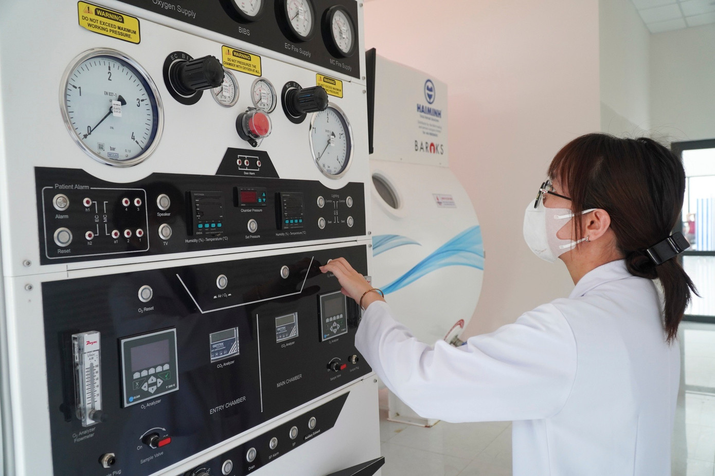 Hiện trung tâm có 72 cán bộ, trong đó bao gồm 16 bác sĩ, 43 điều dưỡng và kỹ thuật viên. Tổng biên chế được phê duyệt là 122 người, nghĩa là vẫn còn thiếu khoảng 50 vị trí cần tuyển thêm. Tuy nhiên, do vật giá ở Côn Đảo cao gấp 2-3 lần đất liền, đời sống nhân viên vẫn còn nhiều khó khăn. Trung tâm đang kiến nghị có thêm cơ chế đặc thù hỗ trợ nơi đảo xa. Mục tiêu là giữ chân y bác sĩ sau đào tạo, tạo điều kiện cho họ gắn bó lâu dài. &quot;Muốn y tế đảo phát triển, trước tiên phải giữ được người làm nghề&quot;, bác sĩ Lê Công Thọ, Giám đốc Trung tâm Y tế Quân dân y Côn Đảo chia sẻ.