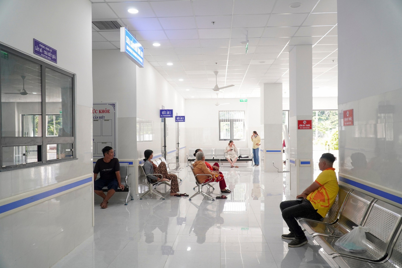 Không gian chờ khám bệnh được thiết kế thoáng đãng, nhiều ánh sáng tự nhiên. Ghế ngồi được bố trí rộng rãi, có quạt trần đảm bảo thoải mái cho bệnh nhân và thân nhân.
