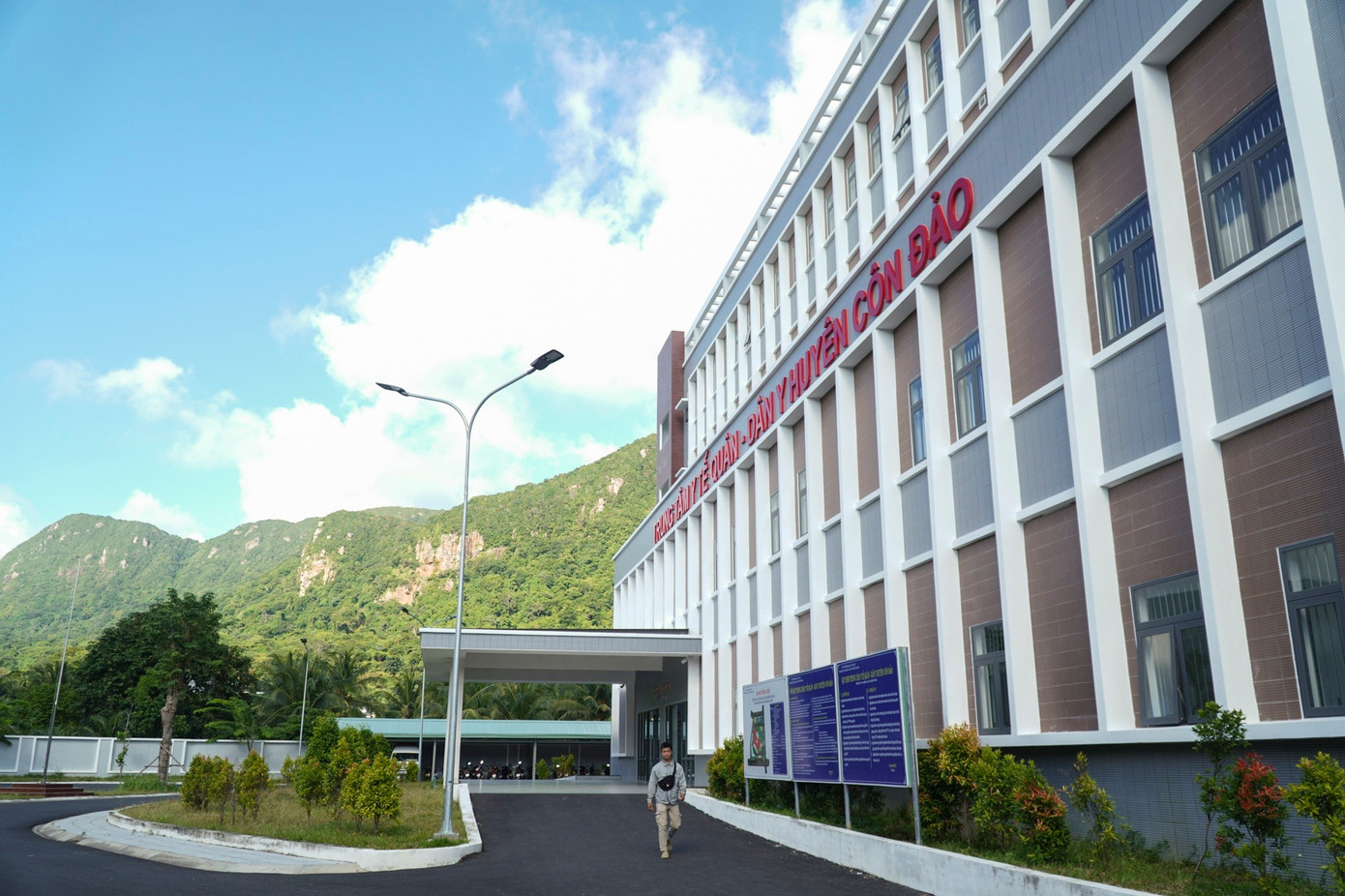 Côn Đảo, vùng đảo tiền tiêu phía Đông Nam Tổ quốc mang đậm dấu ấn lịch sử cách mạng. Nơi đây cách trung tâm TP.HCM hơn 200 km, điều kiện tự nhiên khắc nghiệt, giao thông khó khăn. Trong nhiều năm, việc chăm sóc sức khỏe cho người dân và du khách luôn là thách thức lớn. Giữa sóng gió, đội ngũ y tế vẫn kiên trì bám đảo, thực hiện nhiệm vụ chăm sóc sức khỏe cộng đồng.