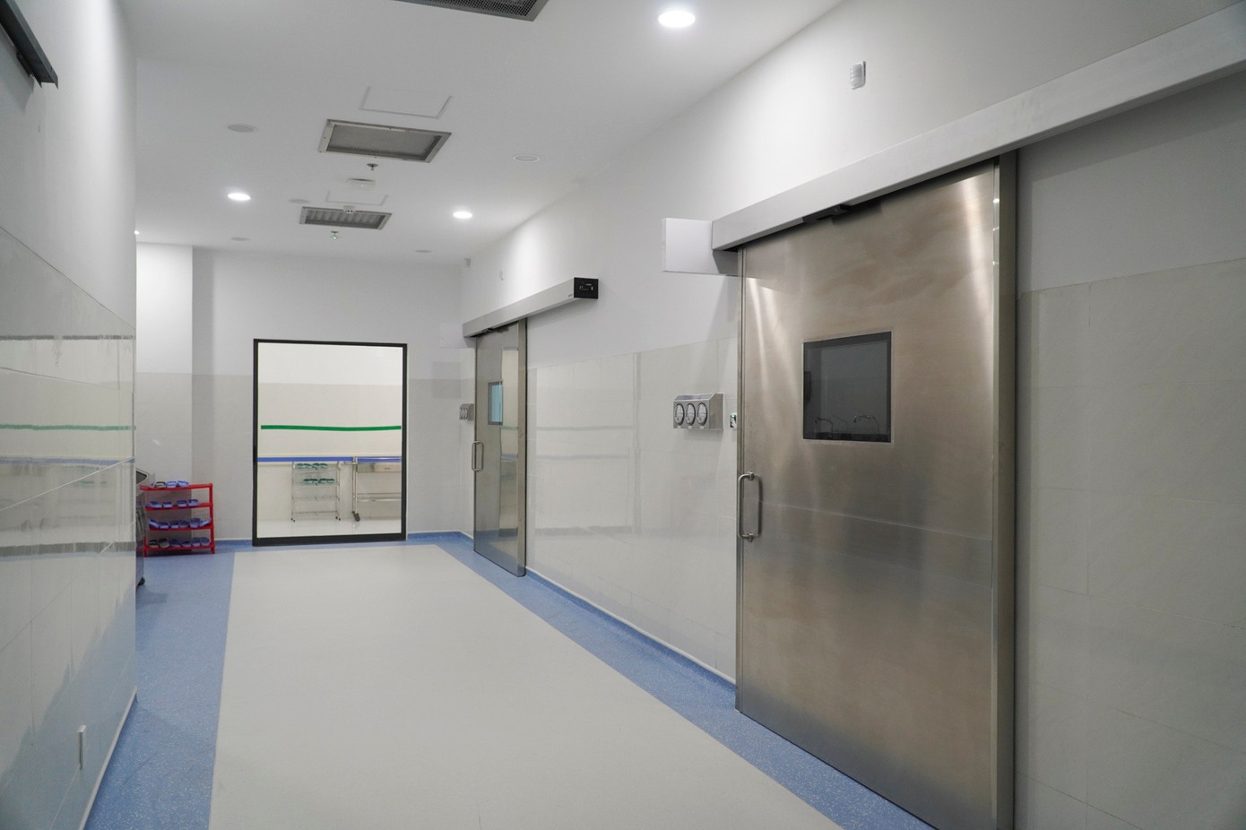 Phòng mổ của trung tâm đạt chuẩn quốc gia, được trang bị hệ thống đèn mổ hiện đại. Không gian vô trùng, cách ly hoàn toàn với khu điều trị, đảm bảo an toàn tuyệt đối cho người bệnh. Hệ thống camera giám sát, khí y tế và các thiết bị theo dõi sinh hiệu đều được lắp đặt đồng bộ.